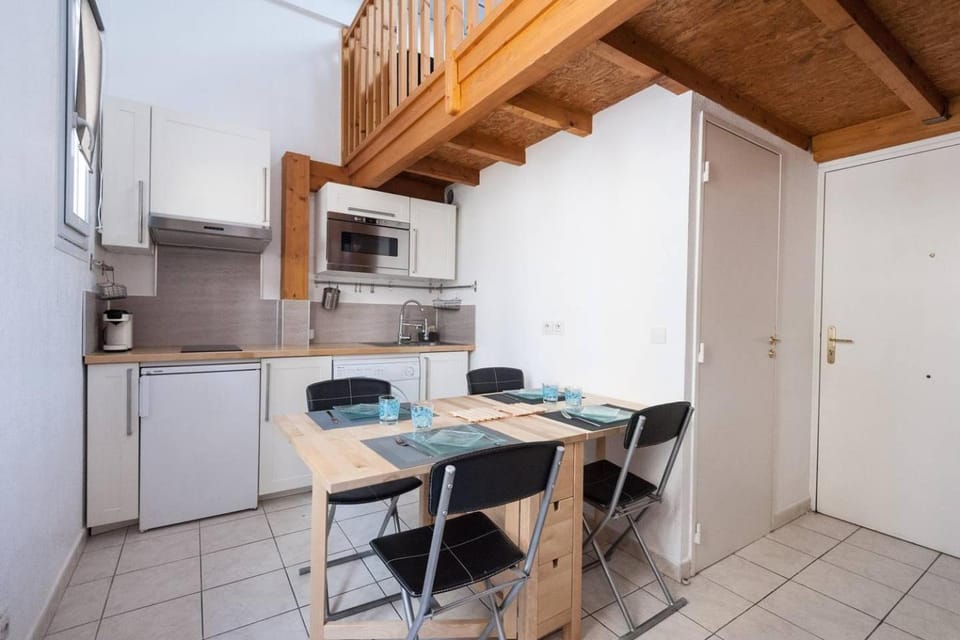 Kitchen or kitchenette, Dining area