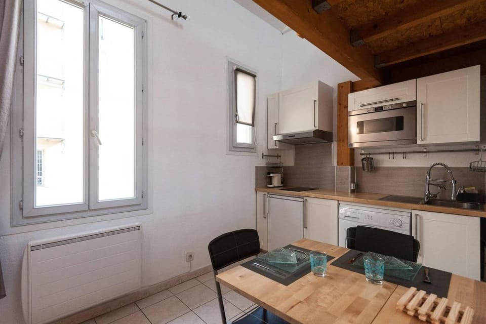Kitchen or kitchenette, Dining area