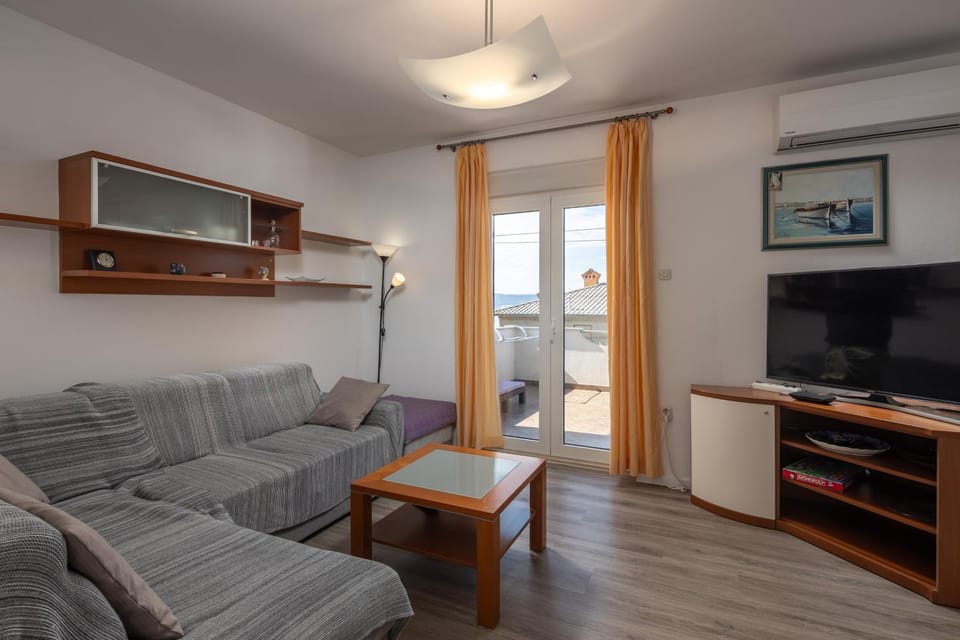 Communal lounge/ TV room, TV and multimedia, Living room