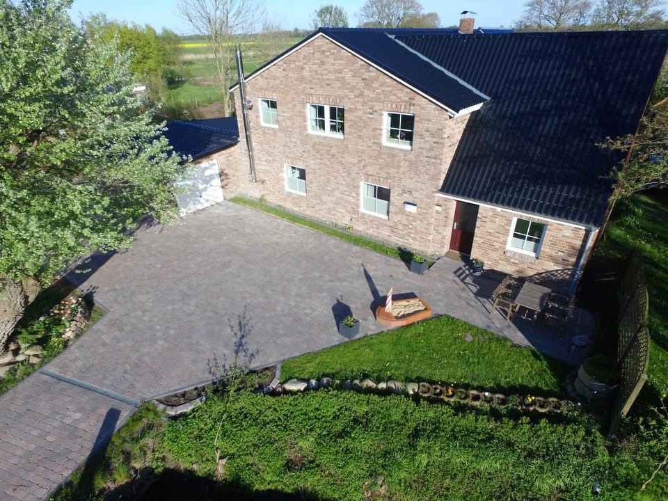 Property building, Facade/entrance, BBQ facilities, Garden, Balcony/Terrace