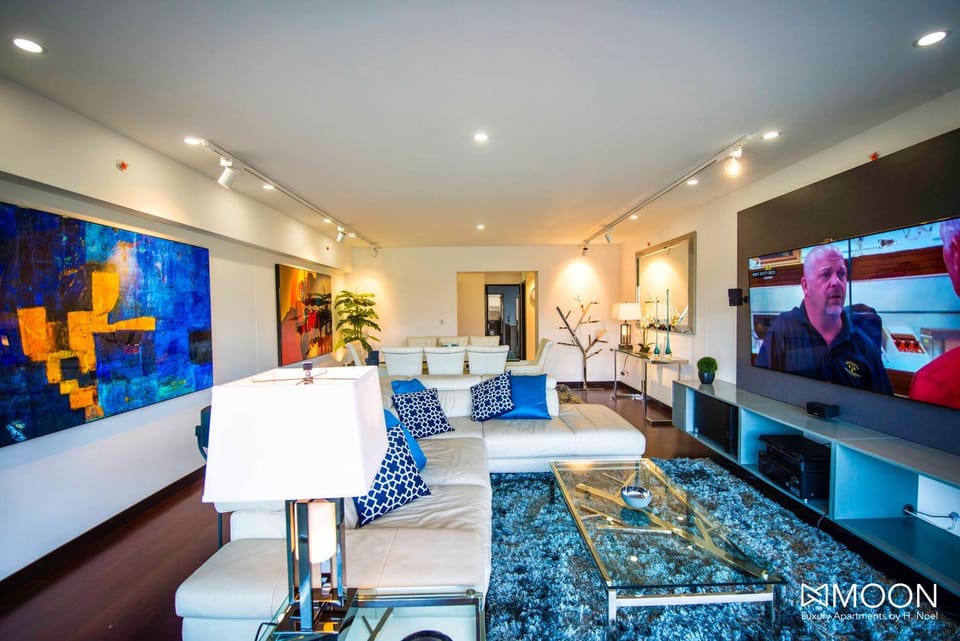 TV and multimedia, Living room, Decorative detail, Dining area, Lake view