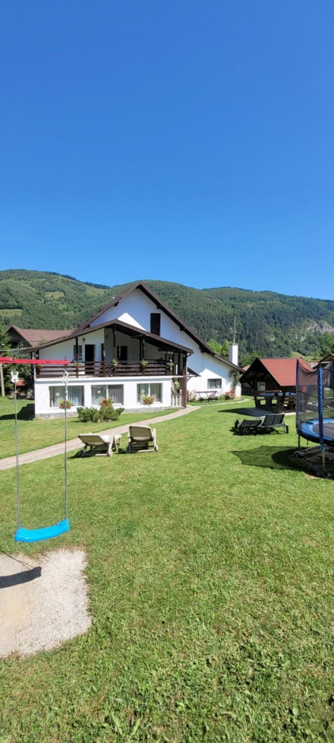 Pensiunea Casa Ady Bed and Breakfast in Brașov County