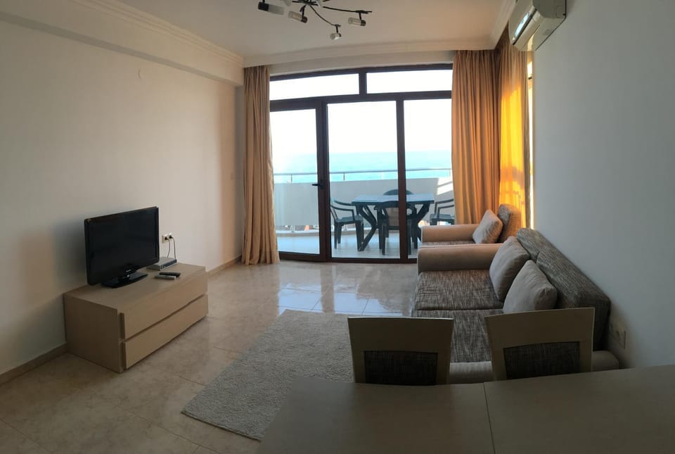 TV and multimedia, Balcony/Terrace, Living room, Seating area, Sea view, Family