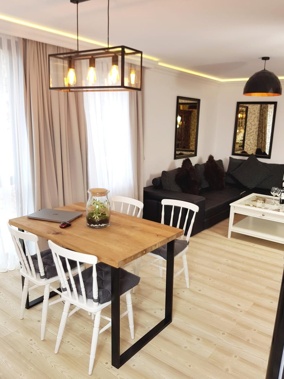 Bed, Living room, Photo of the whole room, Seating area, Dining area