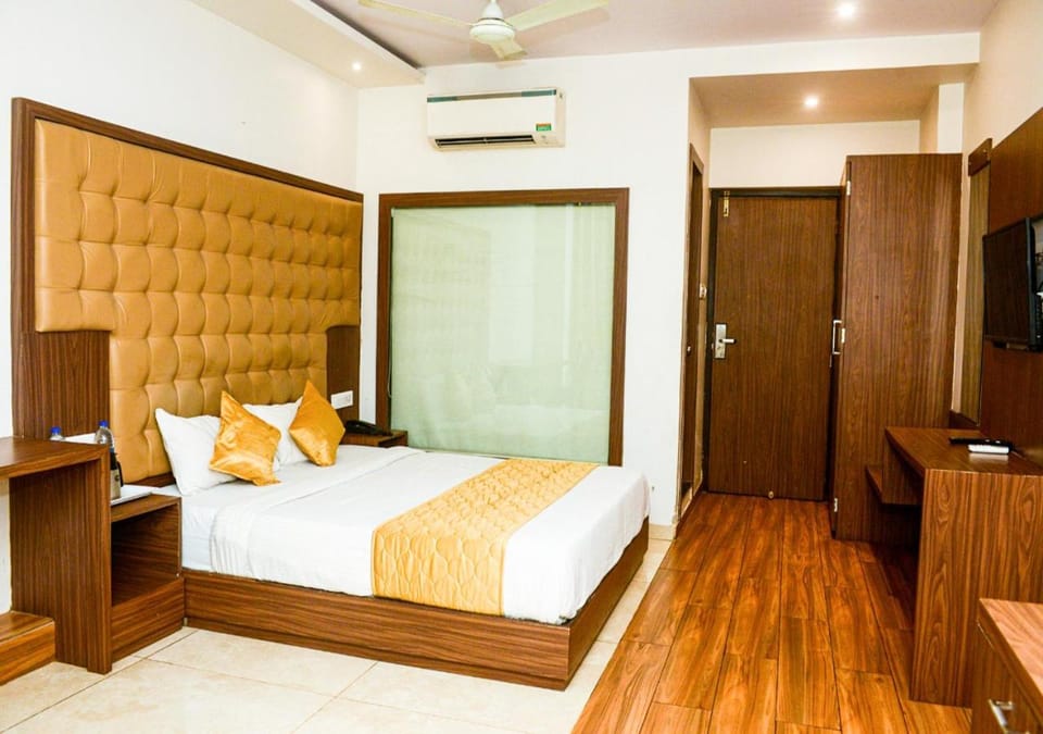Bed, TV and multimedia, Photo of the whole room, Bedroom, wardrobe, air conditioner