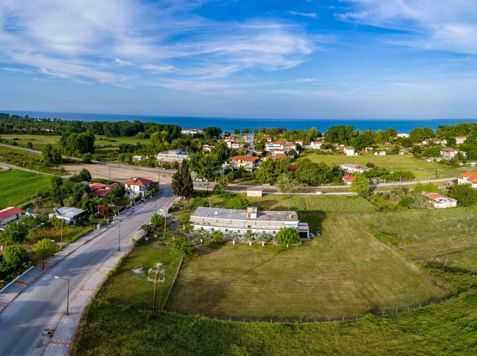 Nearby landmark, Restaurant/places to eat, Neighbourhood, Natural landscape, Beach, Supermarket/grocery shop, Shopping Area, Swimming pool