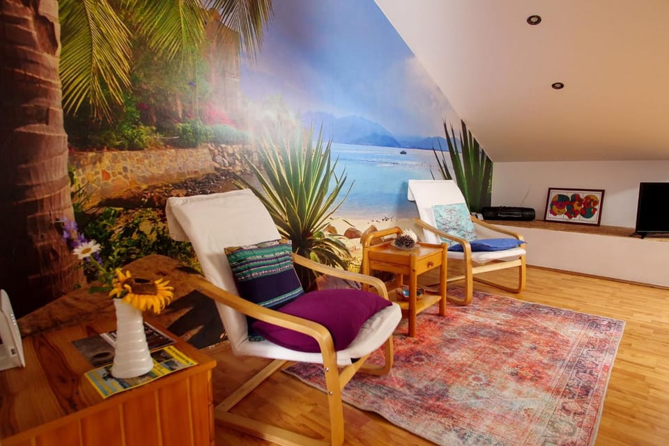 Communal lounge/ TV room, Living room, Seating area, Evening entertainment, sunbed