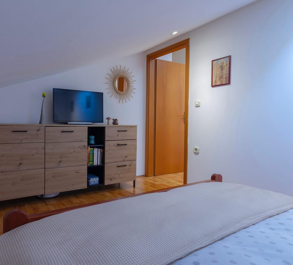 Bed, TV and multimedia, Evening entertainment, Bedroom
