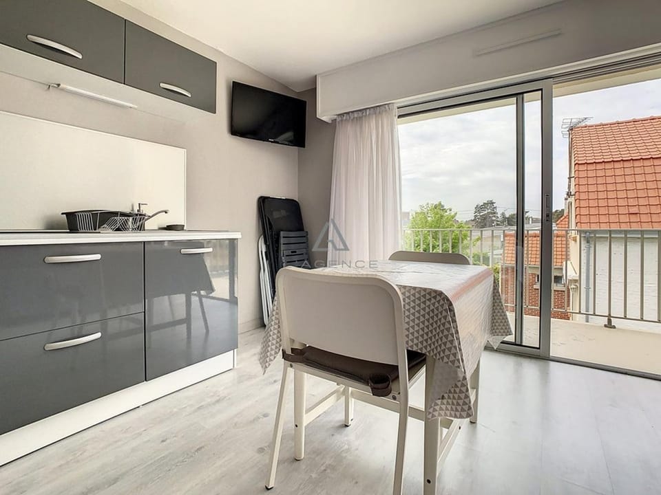 Studio rénové avec balcon, parking privé, proche centre-ville et plage - 2 pers - FR-1-236-84 Apartment in Hauts-de-France