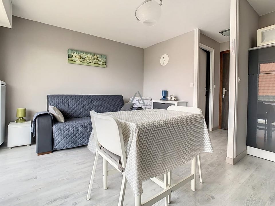 Studio rénové avec balcon, parking privé, proche centre-ville et plage - 2 pers - FR-1-236-84 Apartment in Hauts-de-France