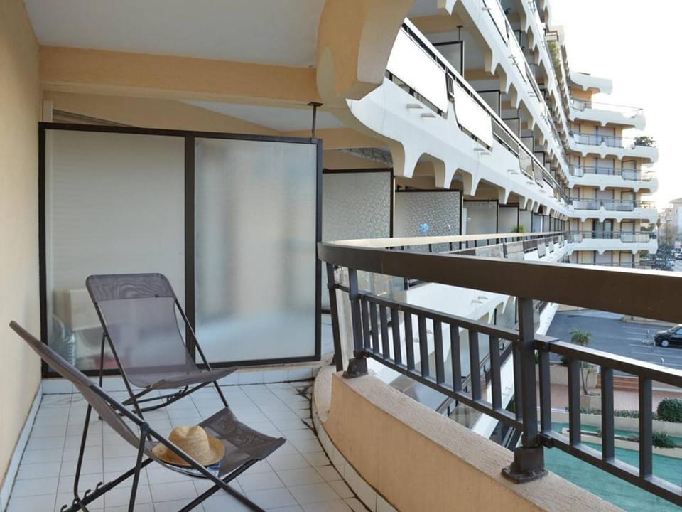 Appartement 2P, 4 Couchages, Terrasse et Salon de Jardin à 200m de la Plage, Fréjus - FR-1-226A-22 Apartment in Fréjus