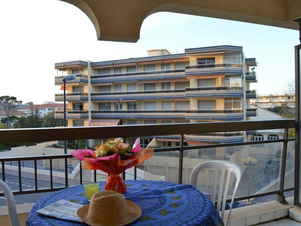 Appartement 2P, 4 Couchages, Terrasse et Salon de Jardin à 200m de la Plage, Fréjus - FR-1-226A-22 Apartment in Fréjus