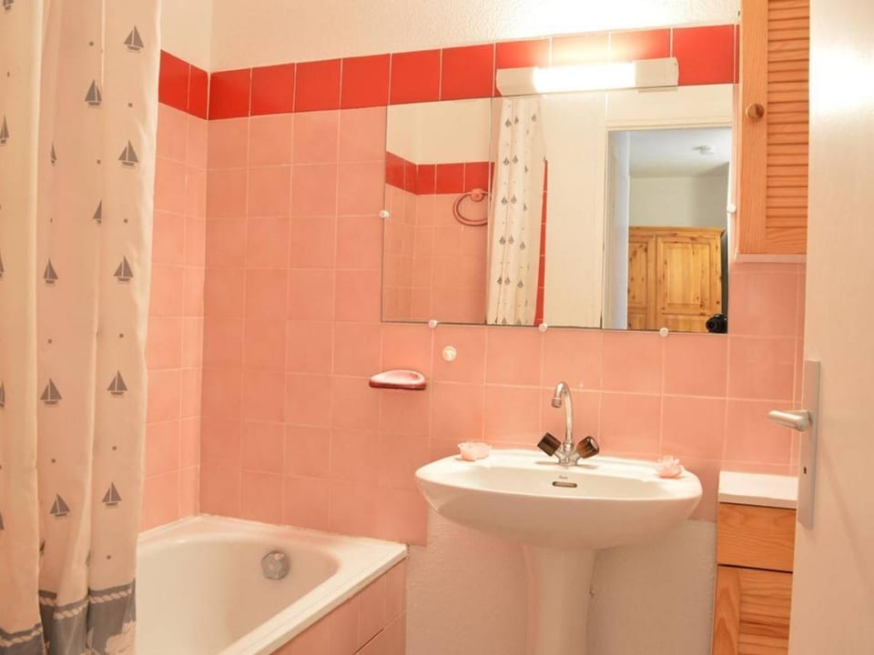Appartement 2P, 4 Couchages, Terrasse et Salon de Jardin à 200m de la Plage, Fréjus - FR-1-226A-22 Apartment in Fréjus