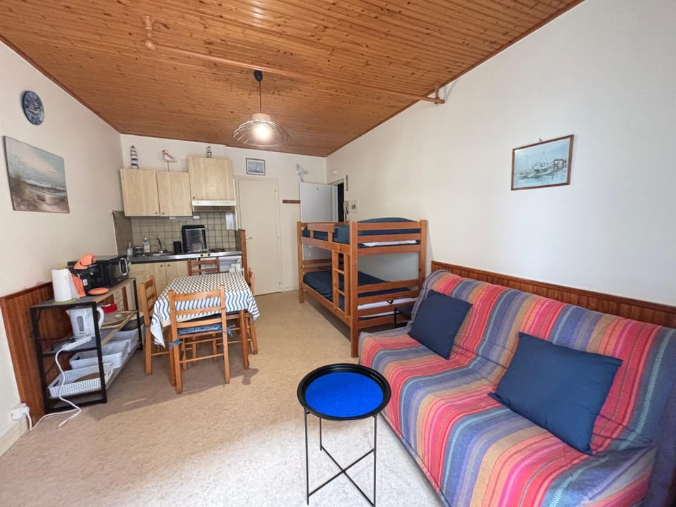 Studio simple à deux pas de la plage avec balcon - FR-1-197-248 Apartment in Les Sables-d'Olonne