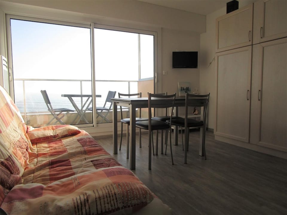 Studio cosy avec balcon face à la plage - Les Sables-d'Olonne - FR-1-197-275 Apartment in Les Sables-d'Olonne