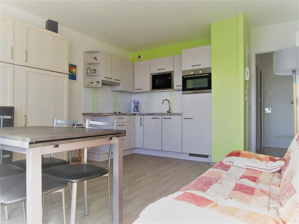 Studio cosy avec balcon face à la plage - Les Sables-d'Olonne - FR-1-197-275 Apartment in Les Sables-d'Olonne