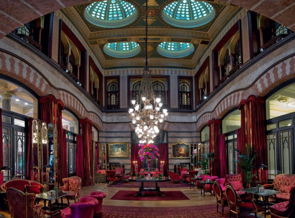 Restaurant/places to eat, Lounge or bar