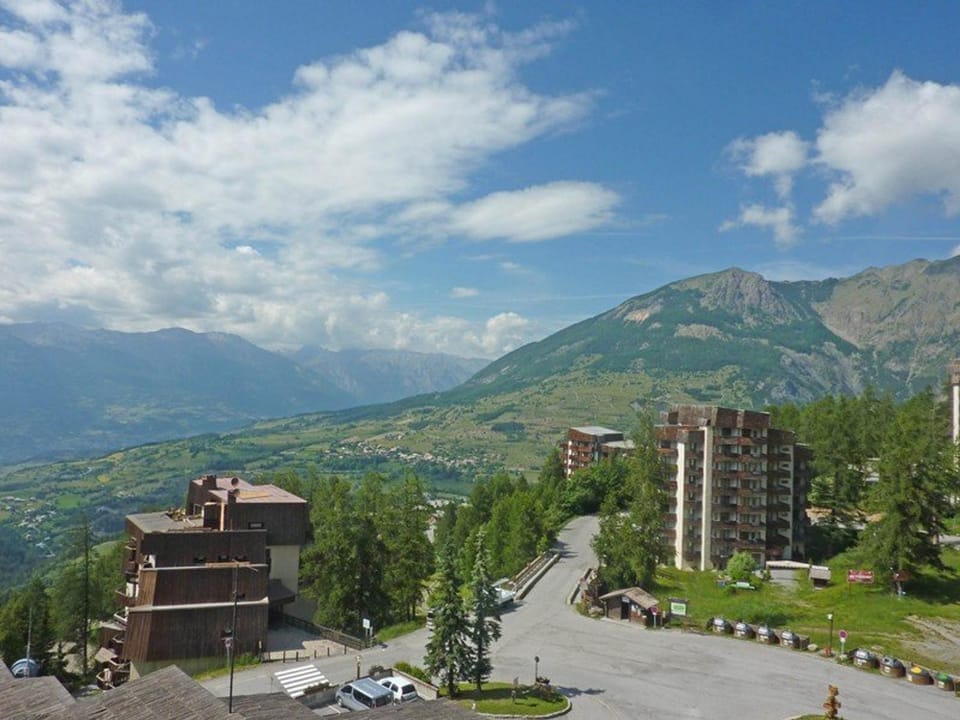 Studio rénové pour 4, accès skis aux pieds, Les Orres - FR-1-322-51 Apartment in Provence-Alpes-Côte d'Azur