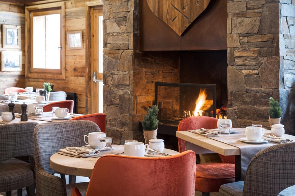 Staff, Restaurant/places to eat, Day, People, Winter, Other, Decorative detail, Autumn, On site, Meals, Breakfast, Continental breakfast, Buffet breakfast, Dinner, Drinks, Alcoholic drinks, Non alcoholic drinks, Seasons, Time of day, Family