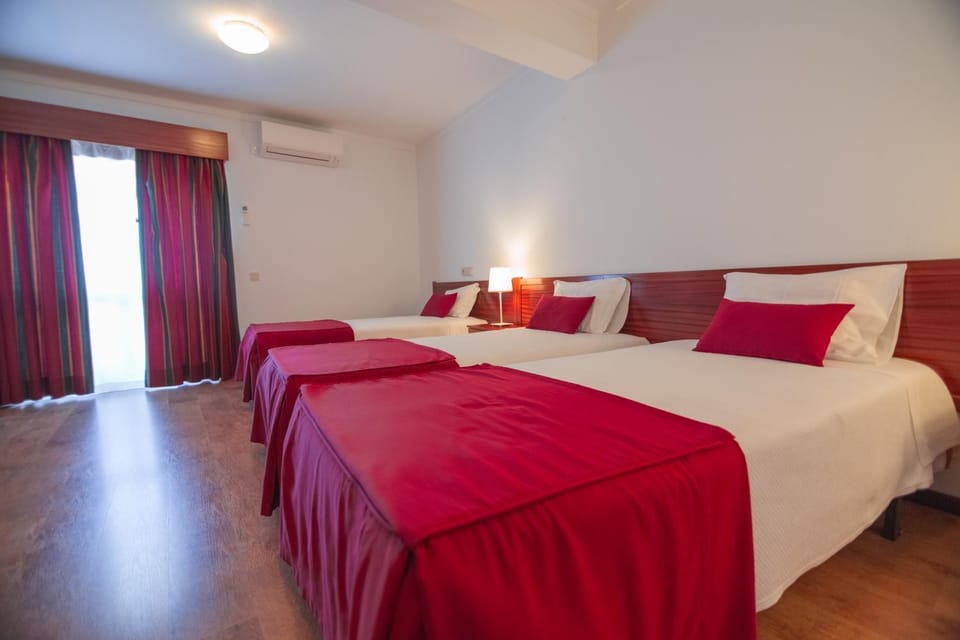 Bed, Photo of the whole room, Decorative detail, Bedroom