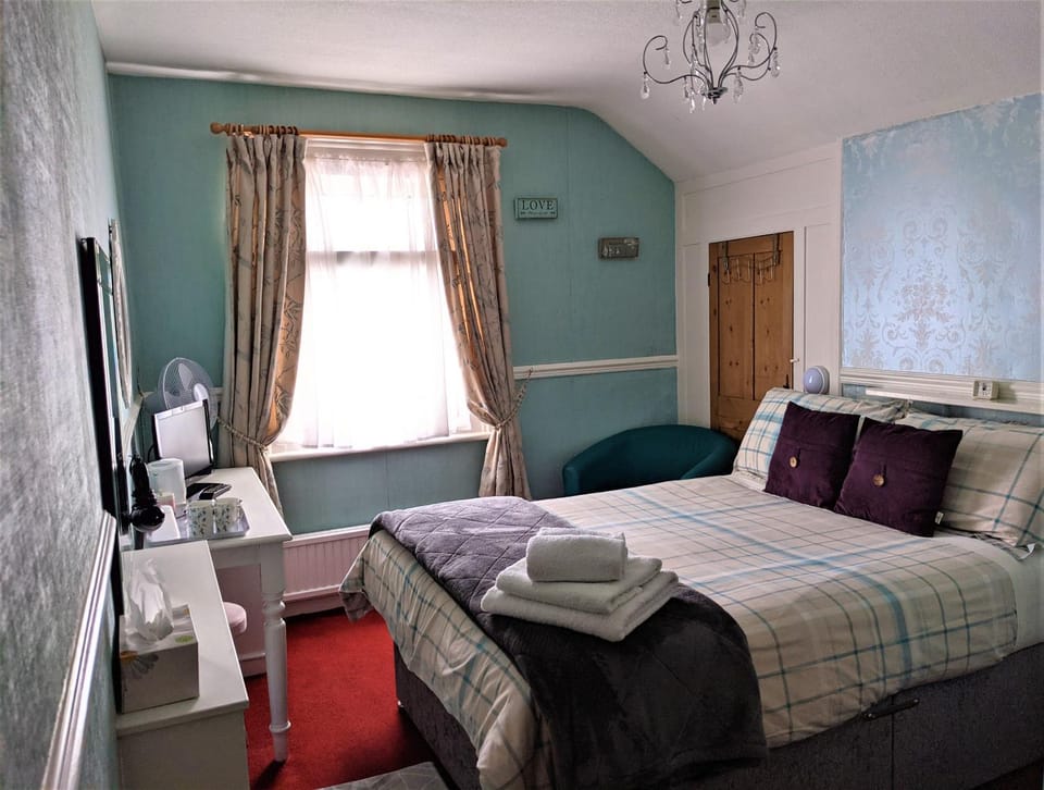 Shower, Toilet, Bathroom, TV and multimedia, Coffee/tea facilities, Decorative detail, Bedroom