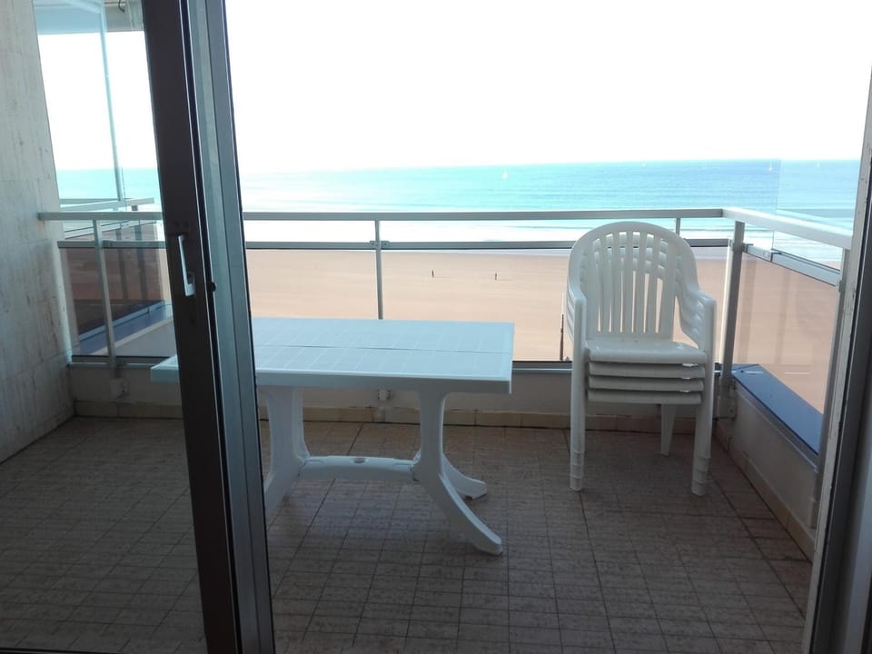 Studio face à la mer avec balcon, proche centre - FR-1-331-55 Apartment in Les Sables-d'Olonne