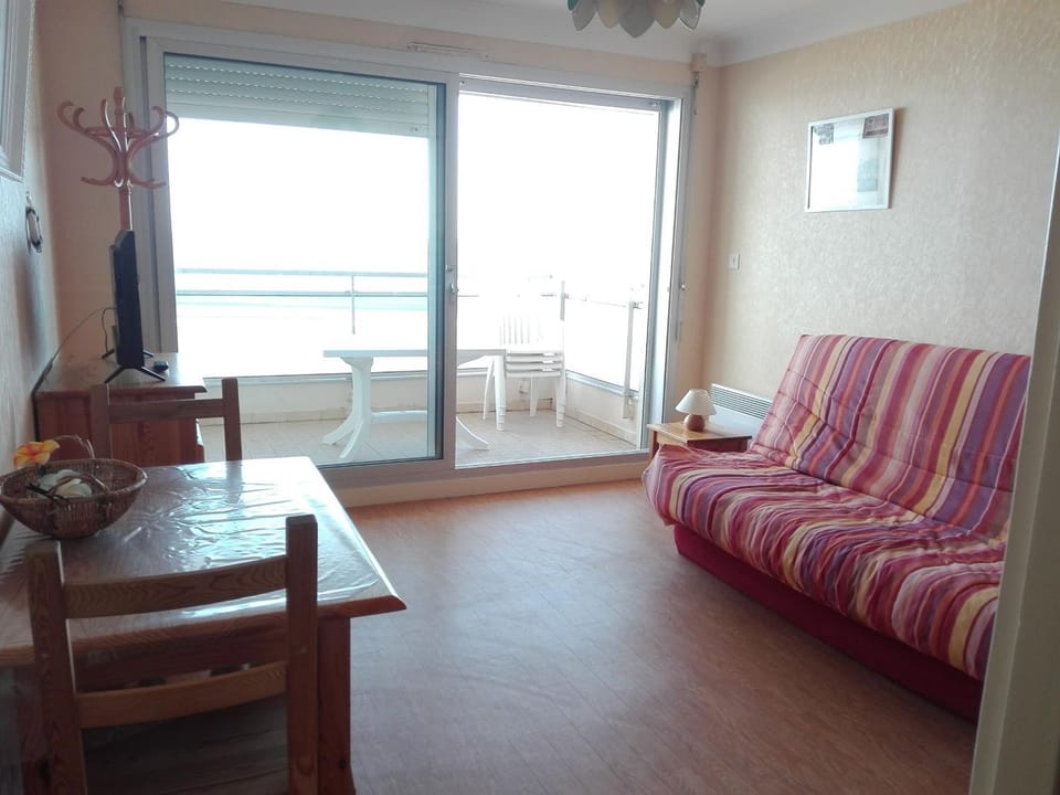 Studio face à la mer avec balcon, proche centre - FR-1-331-55 Apartment in Les Sables-d'Olonne