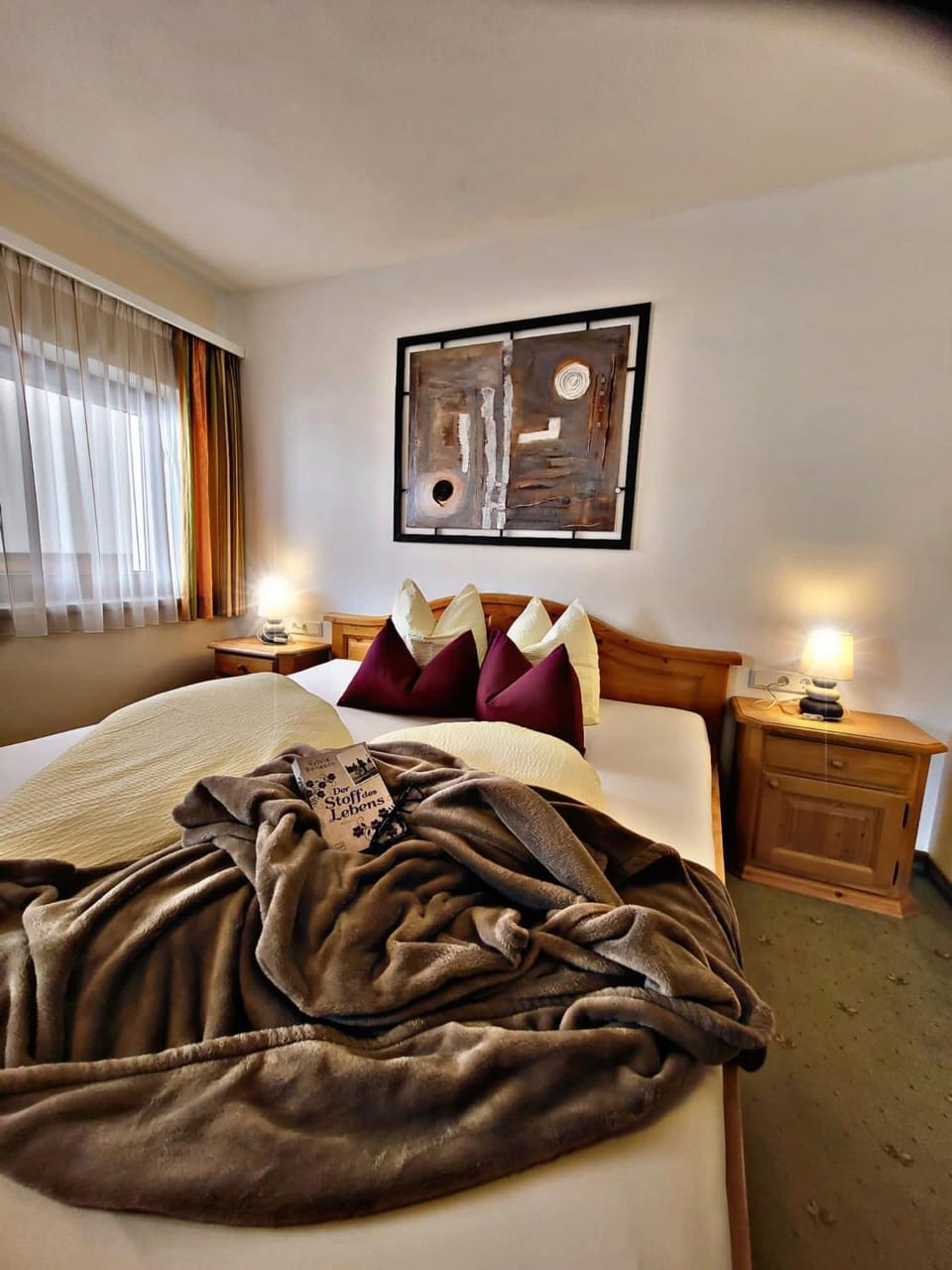 Bed, Photo of the whole room, Seating area, Bedroom