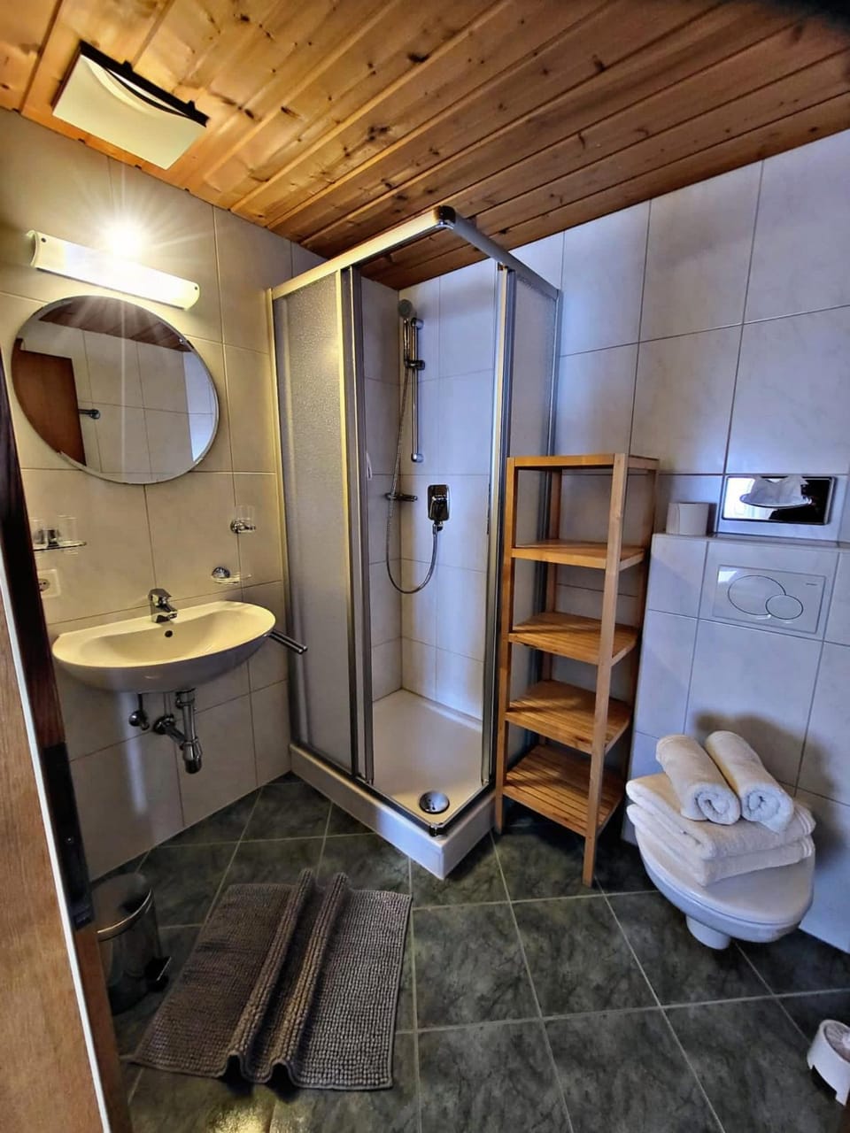 Shower, Toilet, Bathroom, towels