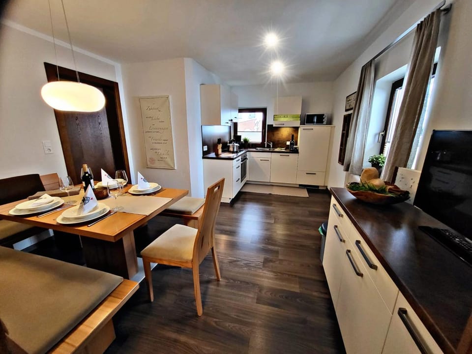 TV and multimedia, Seating area, Dining area, minibar, stove