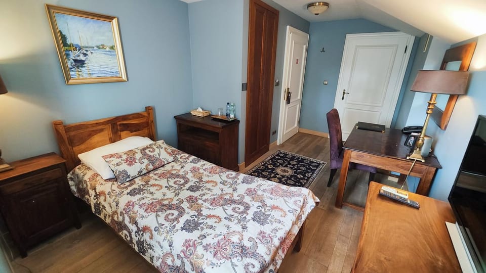Bed, TV and multimedia, Living room, Photo of the whole room, Seating area, Bedroom, wardrobe