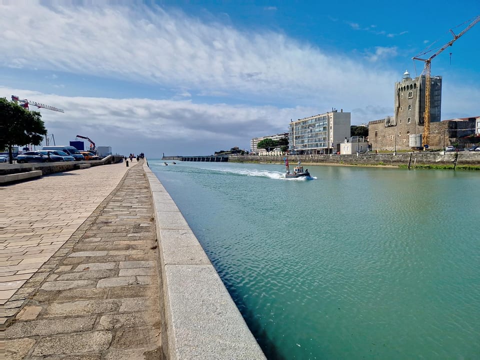 Duplex de Charme - Proche Plage, Port & Rues Piétonnes avec Parking Privé - FR-1-331-6 Apartment in Les Sables-d'Olonne