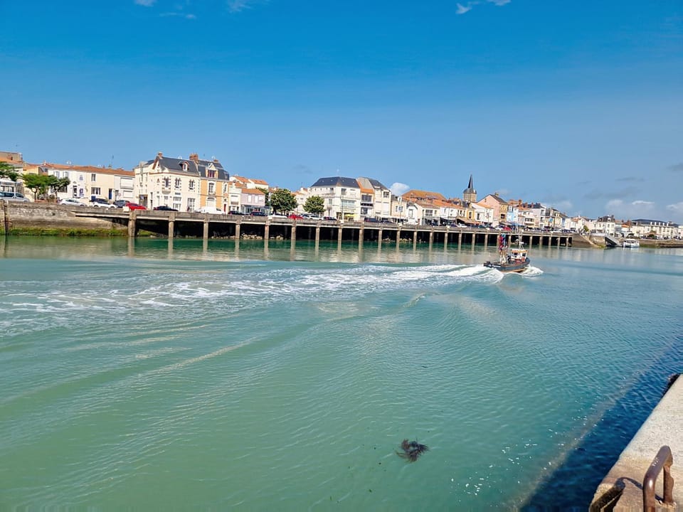 Duplex de Charme - Proche Plage, Port & Rues Piétonnes avec Parking Privé - FR-1-331-6 Apartment in Les Sables-d'Olonne