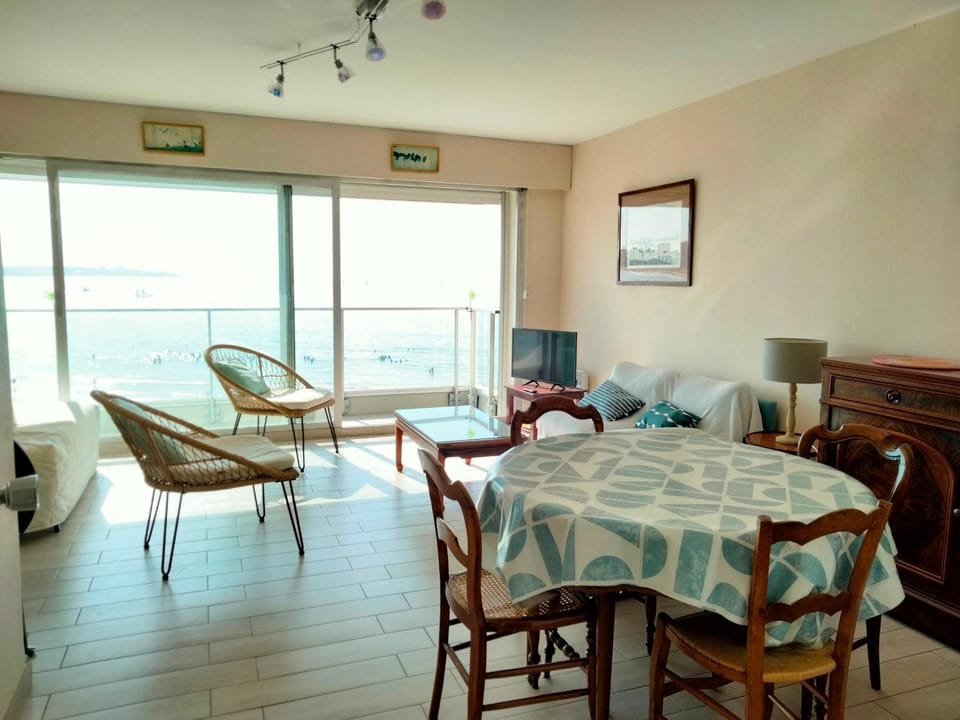 Appartement T2 face plage, confortable, balcon, 4 pers., prox. centre, parking, ascenseur - FR-1-331-9 Apartment in Les Sables-d'Olonne
