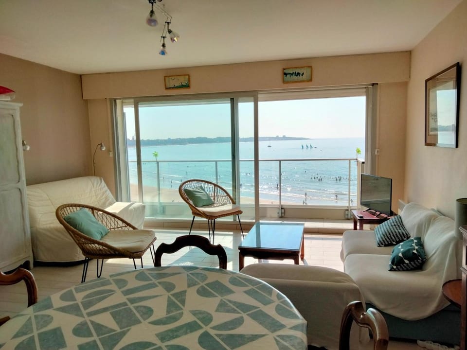 Appartement T2 face plage, confortable, balcon, 4 pers., prox. centre, parking, ascenseur - FR-1-331-9 Apartment in Les Sables-d'Olonne