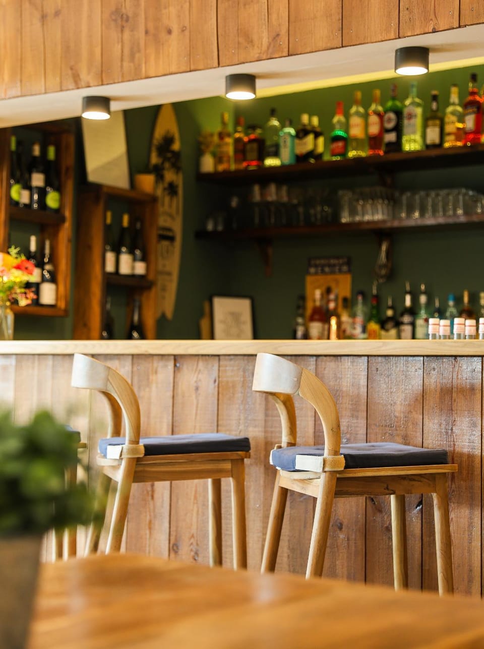 Restaurant/places to eat, Lounge or bar