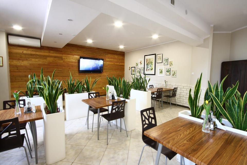 Restaurant/places to eat, Buffet breakfast, Lunch, Dinner, Alcoholic drinks, Non alcoholic drinks