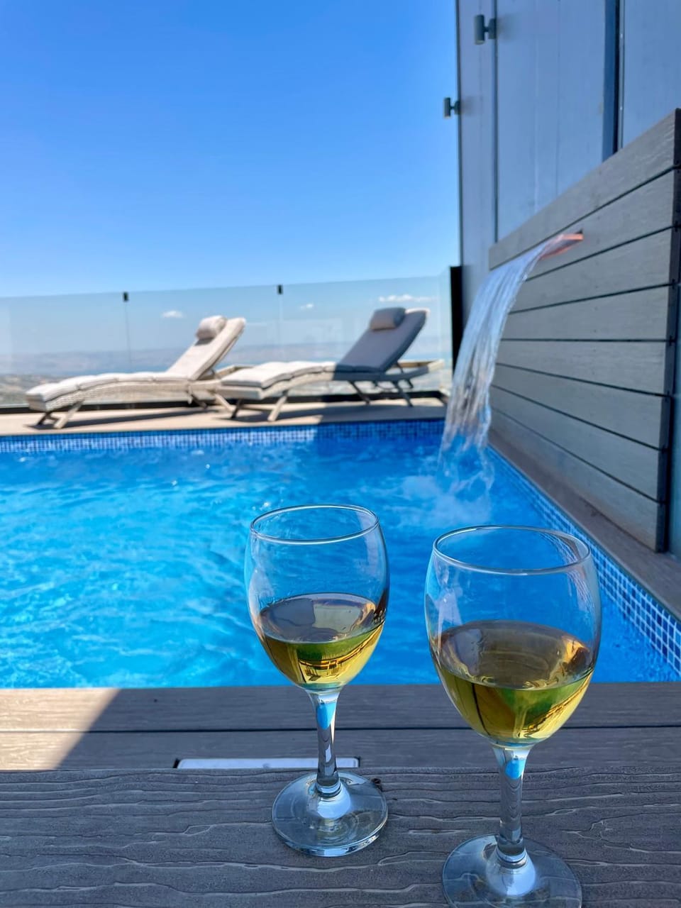 Day, Natural landscape, Spa and wellness centre/facilities, Food and drinks, Pool view, Swimming pool, Drinks, Alcoholic drinks, sunbed