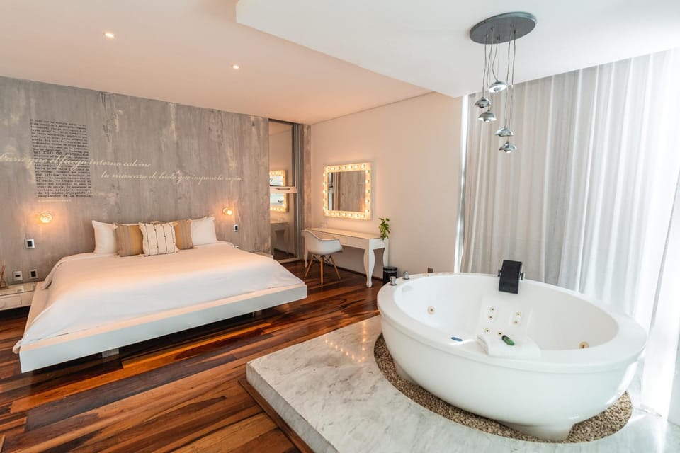 Bed, Hot Tub, Photo of the whole room, Bath, towels