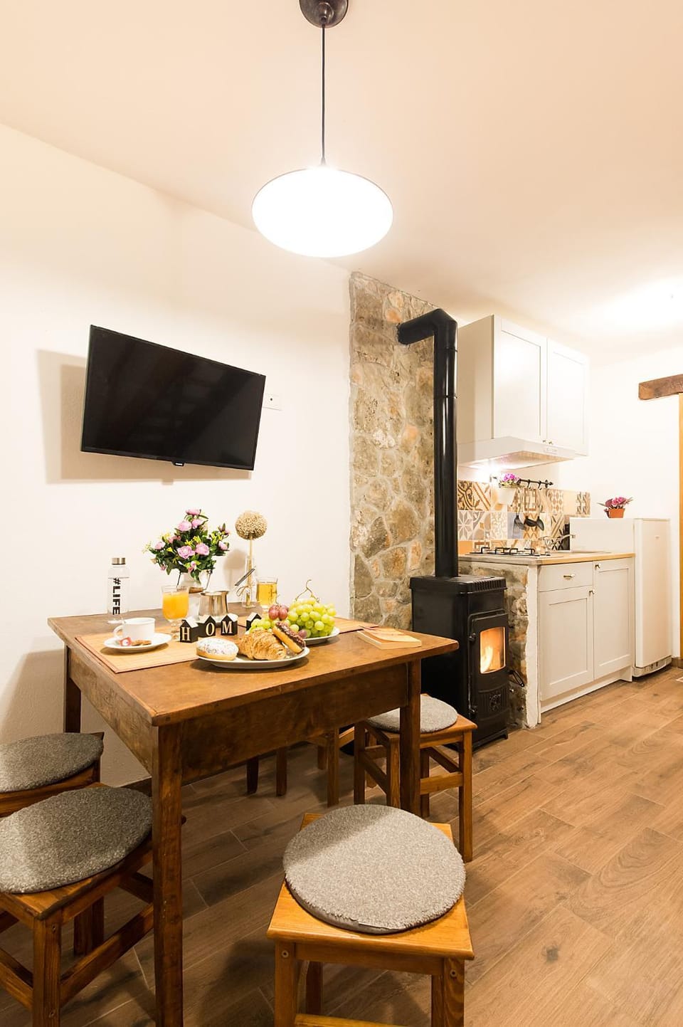 TV and multimedia, Kitchen or kitchenette, Living room, Seating area, Dining area, stove