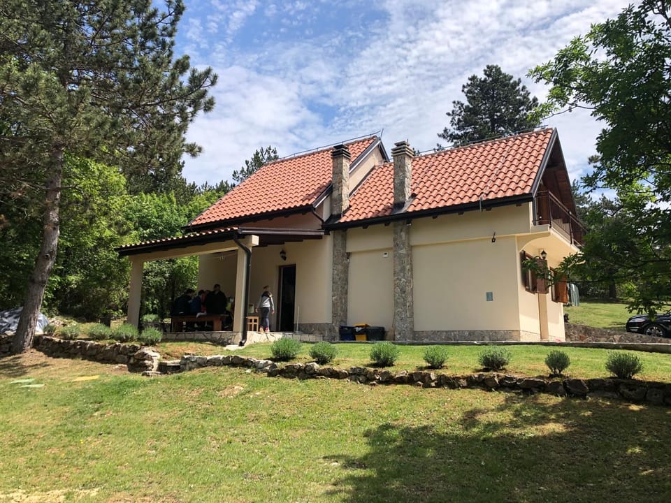 Property building, Facade/entrance, Garden, Garden view, Landmark view, Mountain view