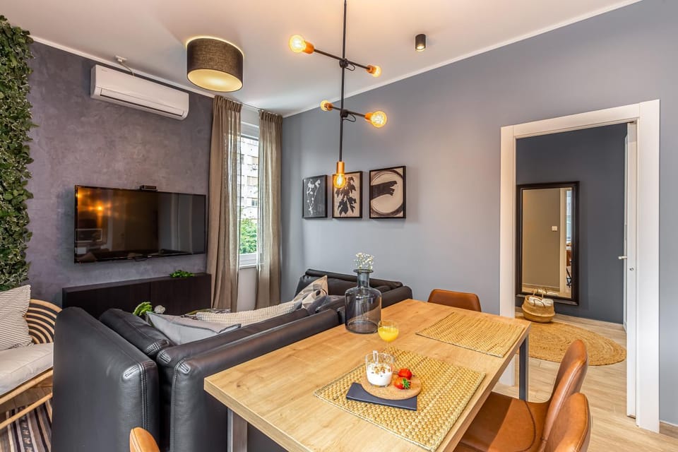 TV and multimedia, Living room, Seating area, Dining area