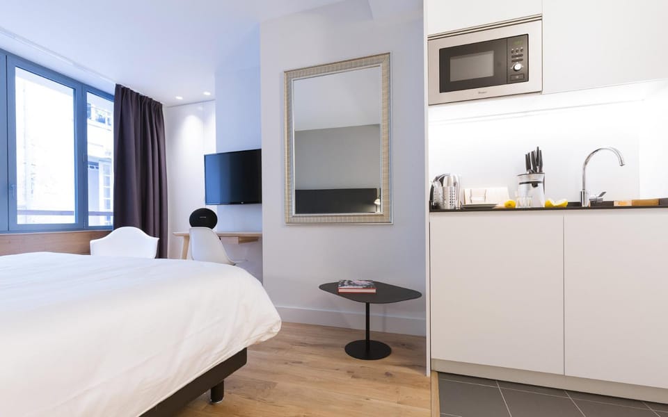 TV and multimedia, Kitchen or kitchenette, Living room, Seating area, Dining area, Bedroom