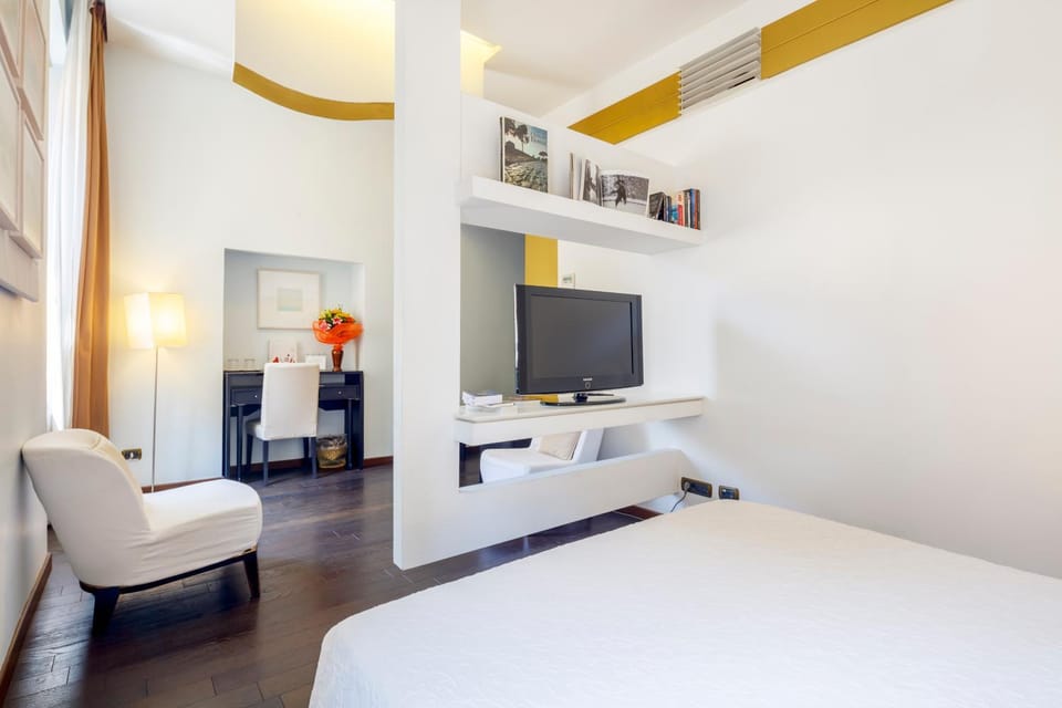 Photo of the whole room, Bedroom