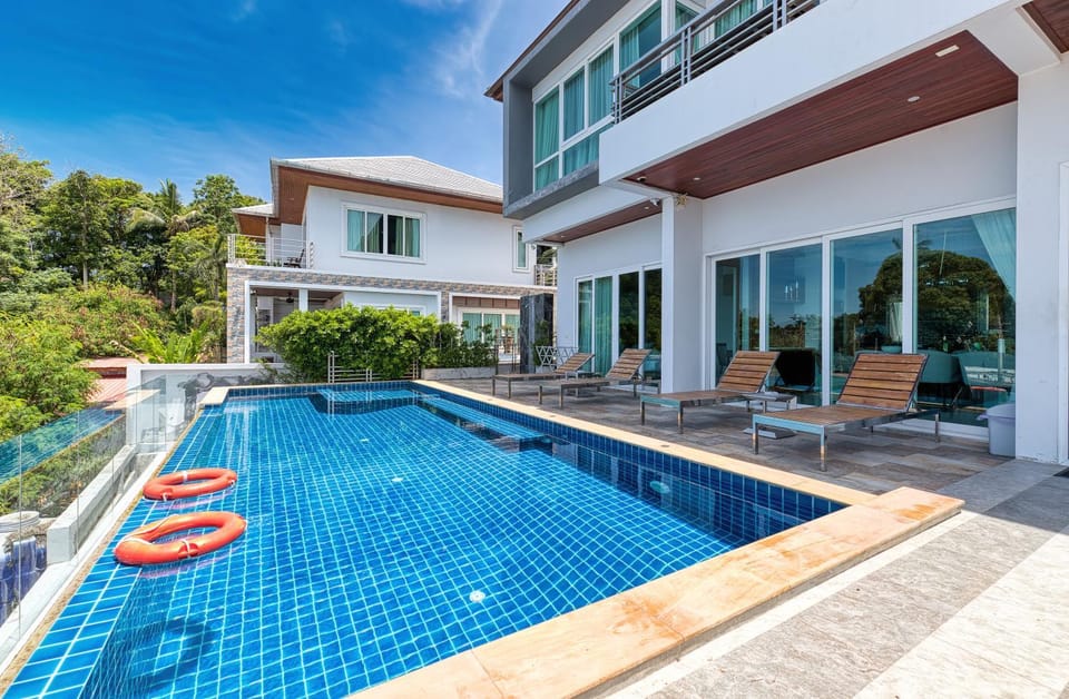 Swimming pool, sunbed