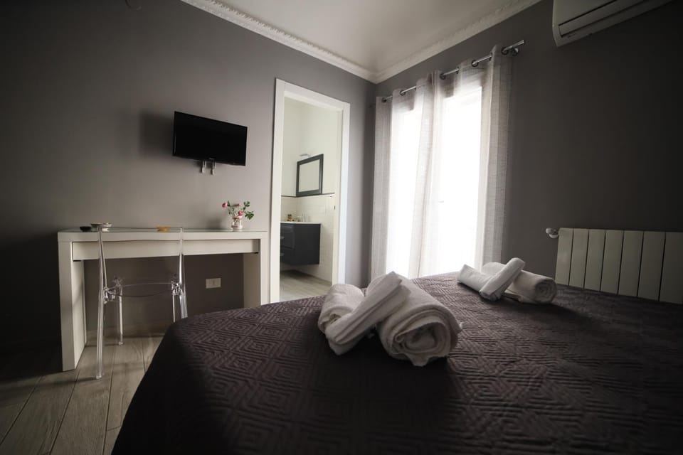 Bed, TV and multimedia, Photo of the whole room, Bedroom
