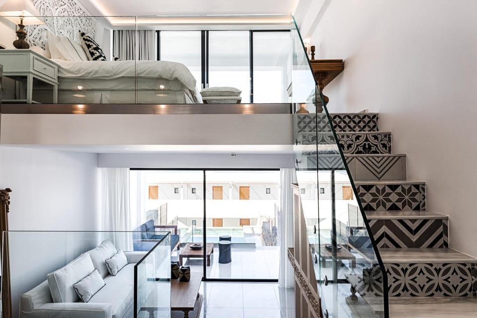 Bed, TV and multimedia, Balcony/Terrace, Living room, Other, Photo of the whole room, Decorative detail, Seating area, Bedroom, Area and facilities, Swimming pool