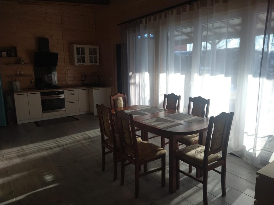 Kitchen or kitchenette, Dining area