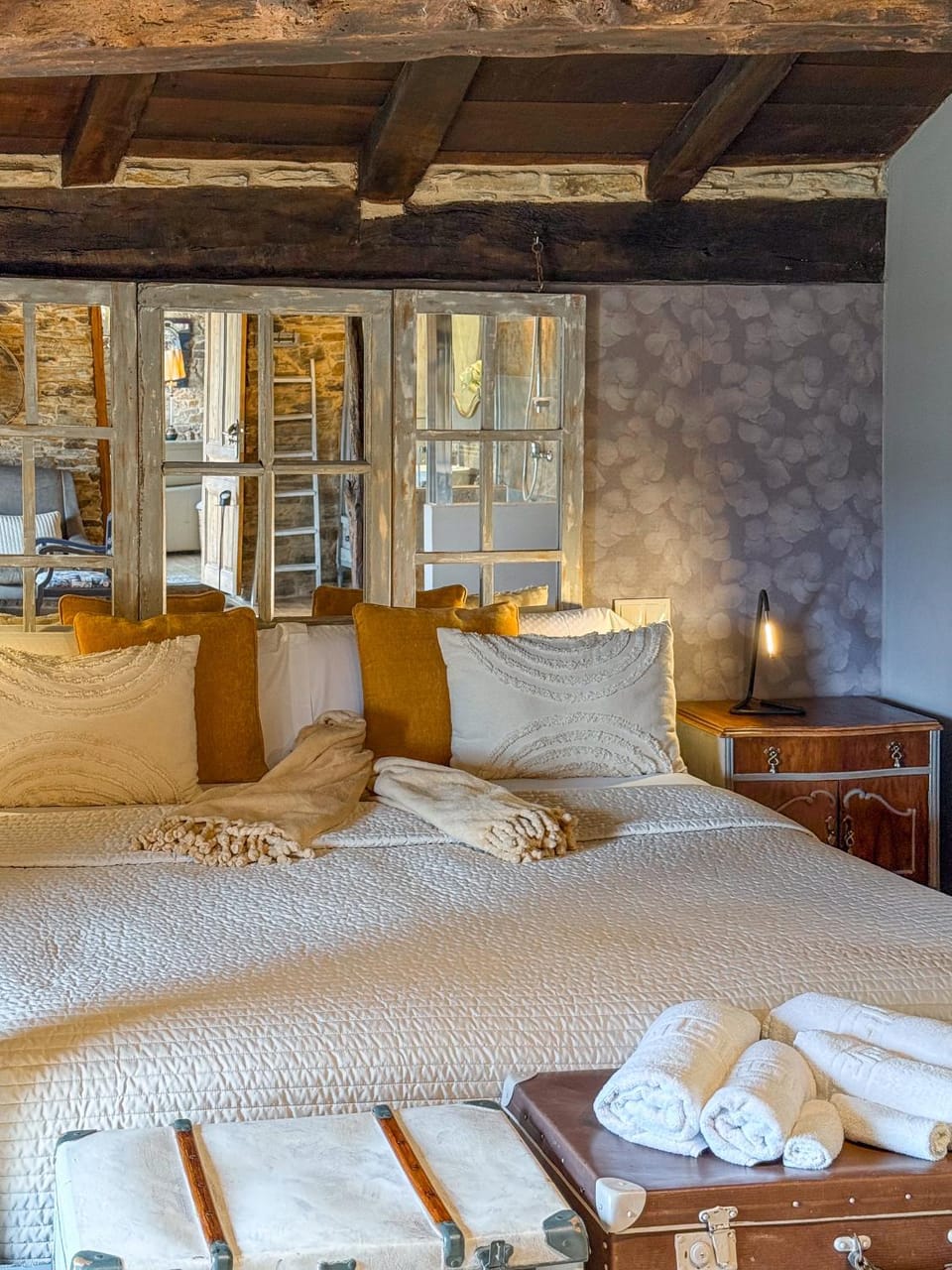 Bed, Bedroom, towels