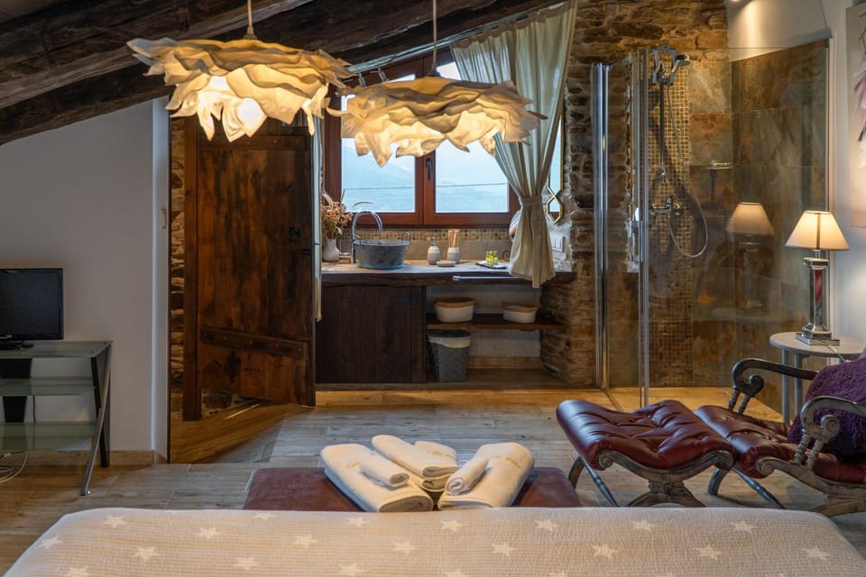 Photo of the whole room, Seating area